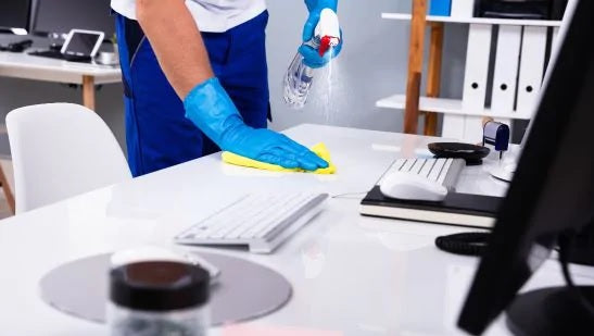 Cómo mantener limpio su lugar de trabajo, y mantenerse sano, durante el brote de coronavirus