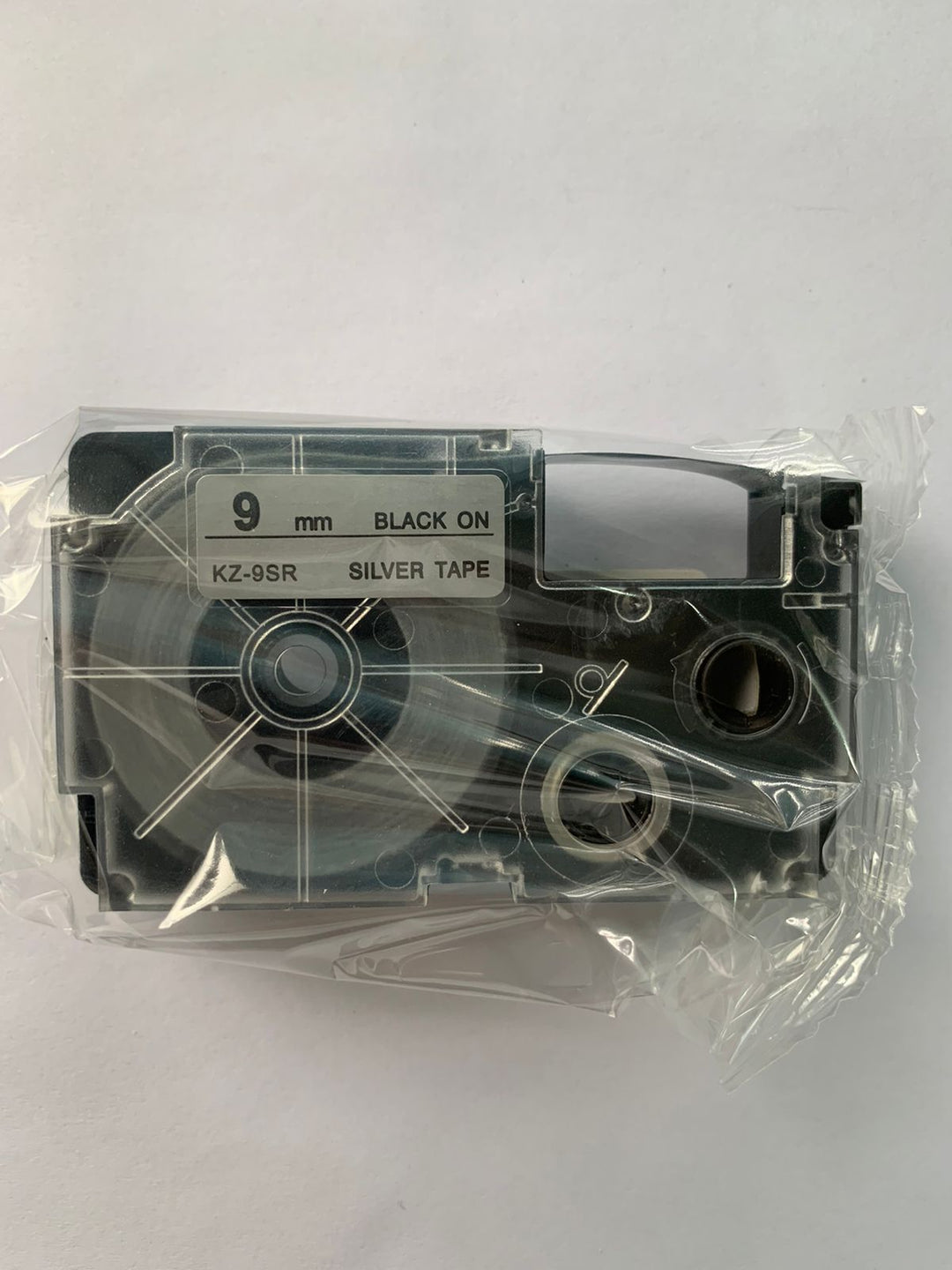 Cinta para Etiquetadora Casio Label LT XR-9SR1- KZ-9SR1 Negro sobre Plomo Ancho 9mm