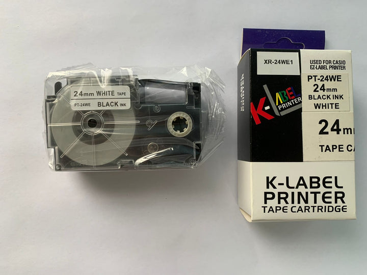 Casio XR-24WE1 - KZ-24WE Fondo Blanco Letras Negras - 24mm para Rotuladora Casio Label It Series