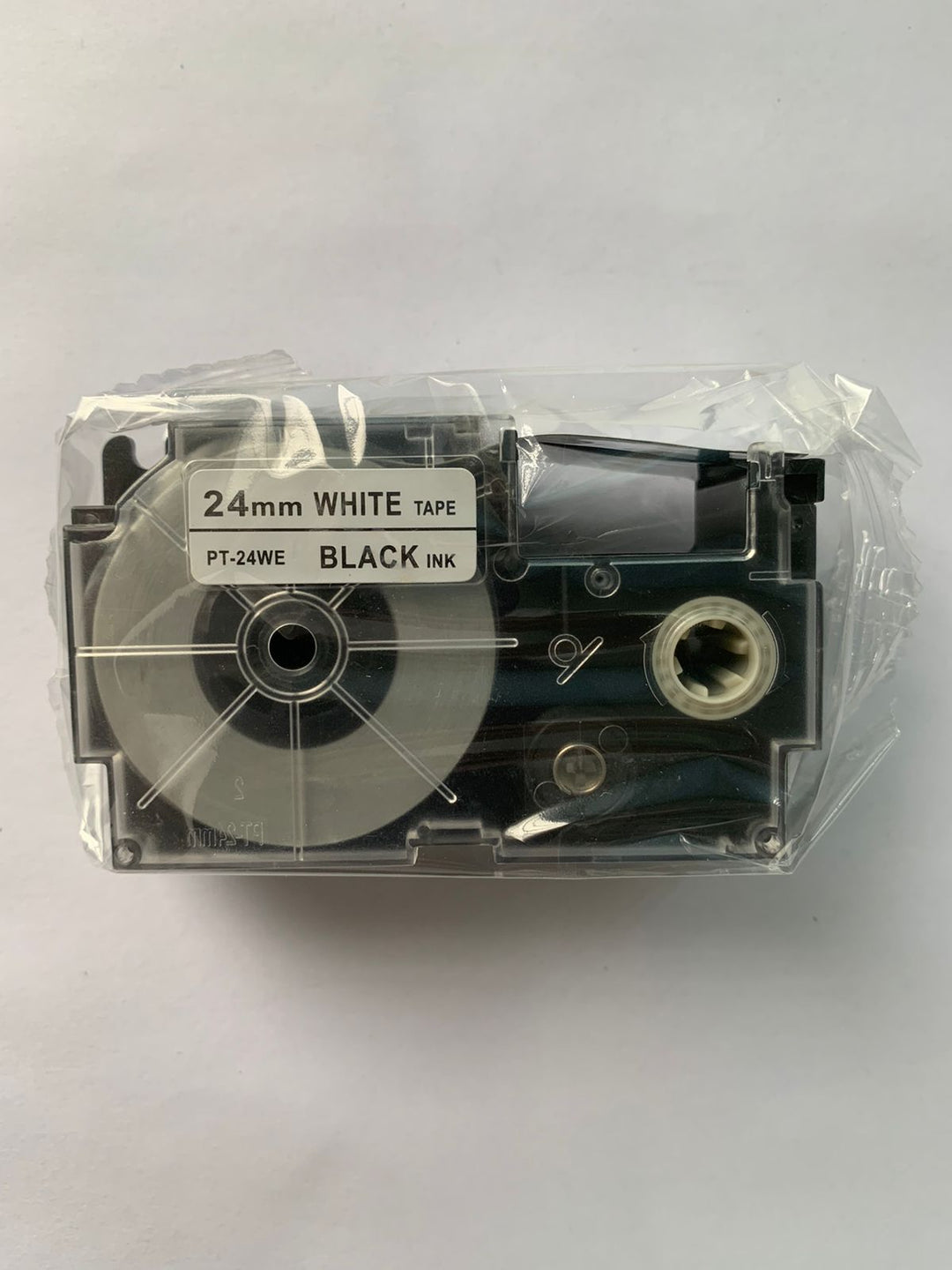 Casio XR-24WE1 - KZ-24WE Fondo Blanco Letras Negras - 24mm para Rotuladora Casio Label It Series