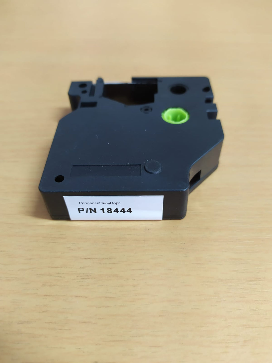 Cinta para Etiquetadora Dymo 1/2" x 5.5m Fondo Blanco Letras Negras de Vinil 18444