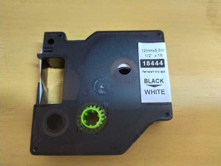 Cinta para Etiquetadora Dymo 1/2" x 5.5m Fondo Blanco Letras Negras de Vinil 18444