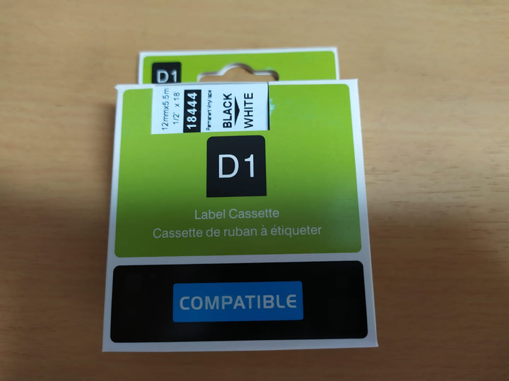 Cinta para Etiquetadora Dymo 1/2" x 5.5m Fondo Blanco Letras Negras de Vinil 18444